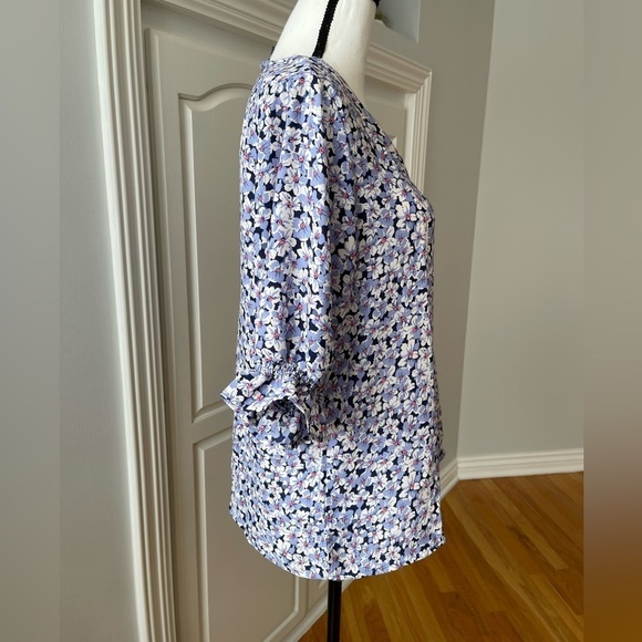 Well Worn size medium flower floral top with ruffle sleeve detail V neck - Picture 5 of 13